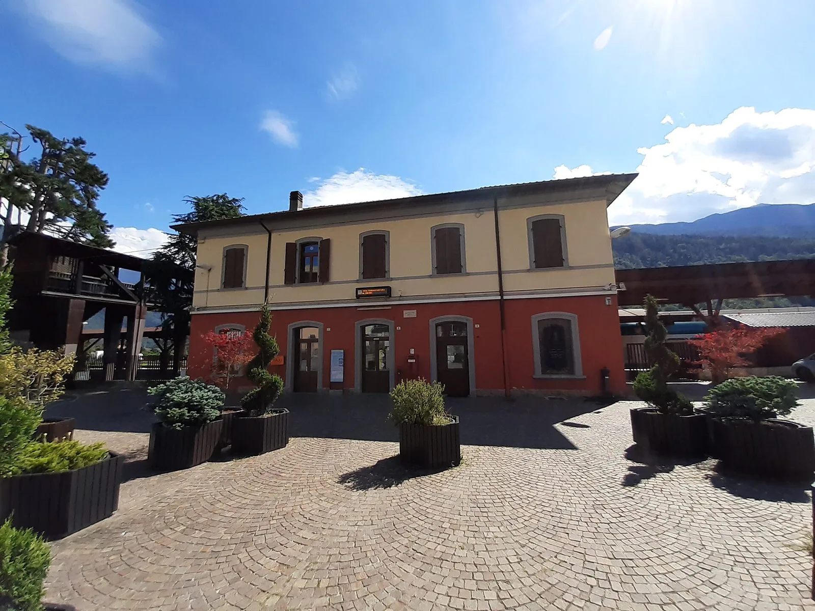 La facciata della stazione ferroviaria di Edolo, capolinea della linea Brescia–Iseo–Edolo