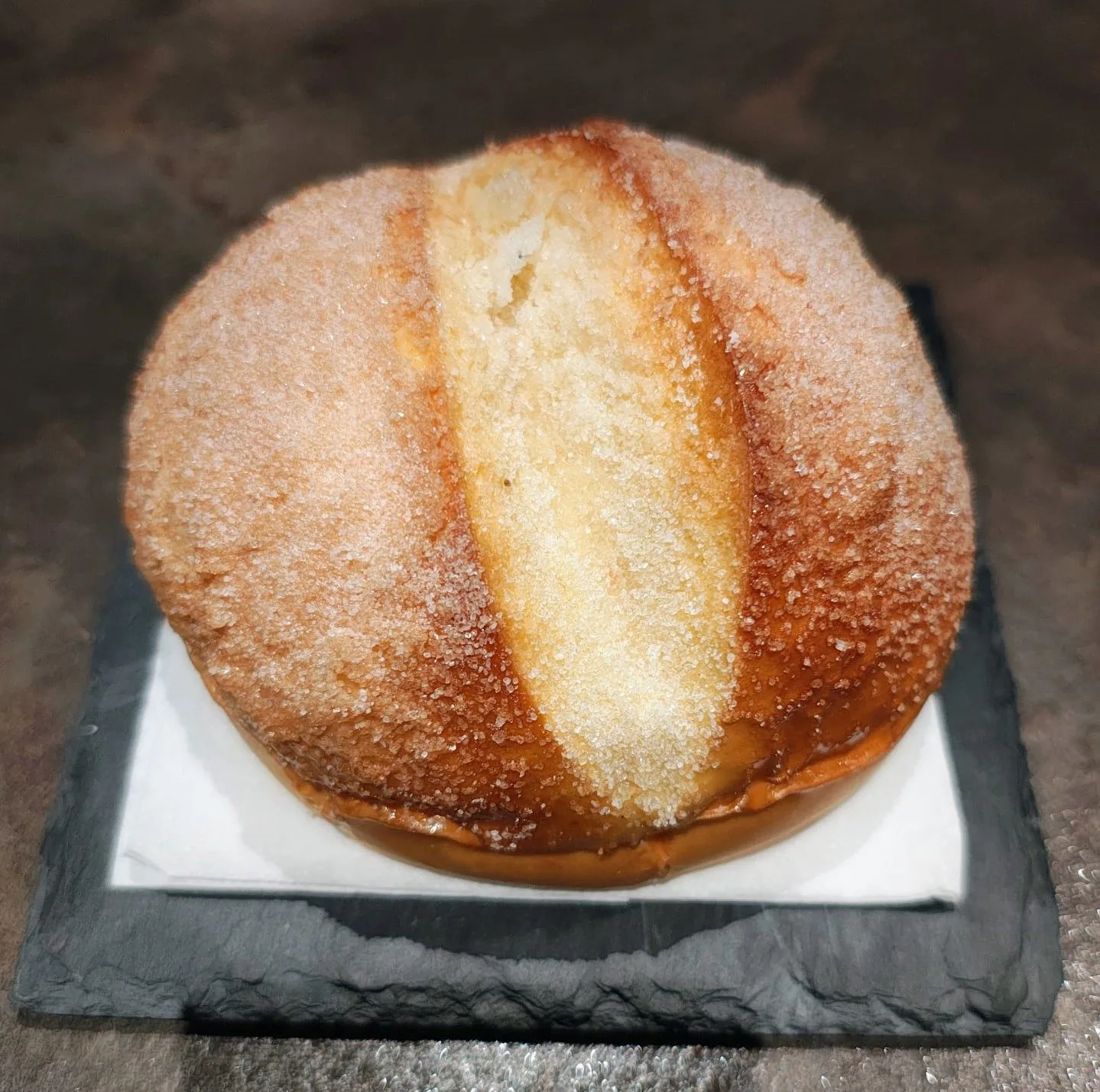 Una spongada, il dolce lievitato tradizionale della Valle Camonica, spolverata di zucchero