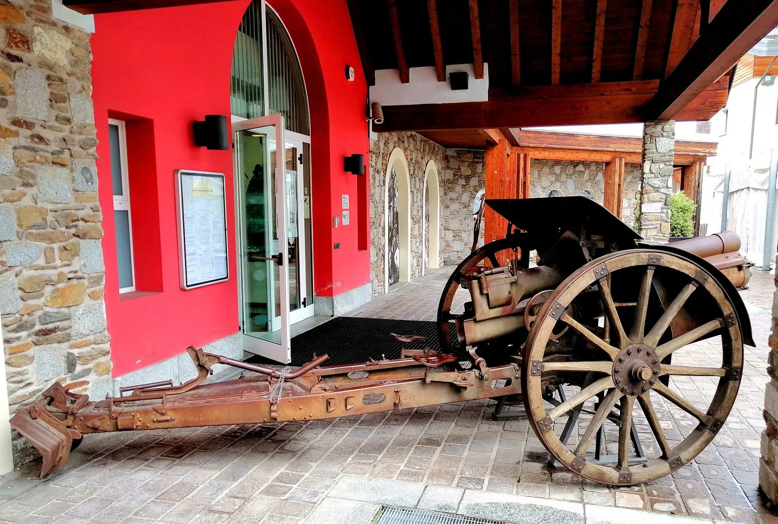 Obice austriaco della Prima guerra mondiale all'ingresso del Museo della Guerra Bianca a Temù