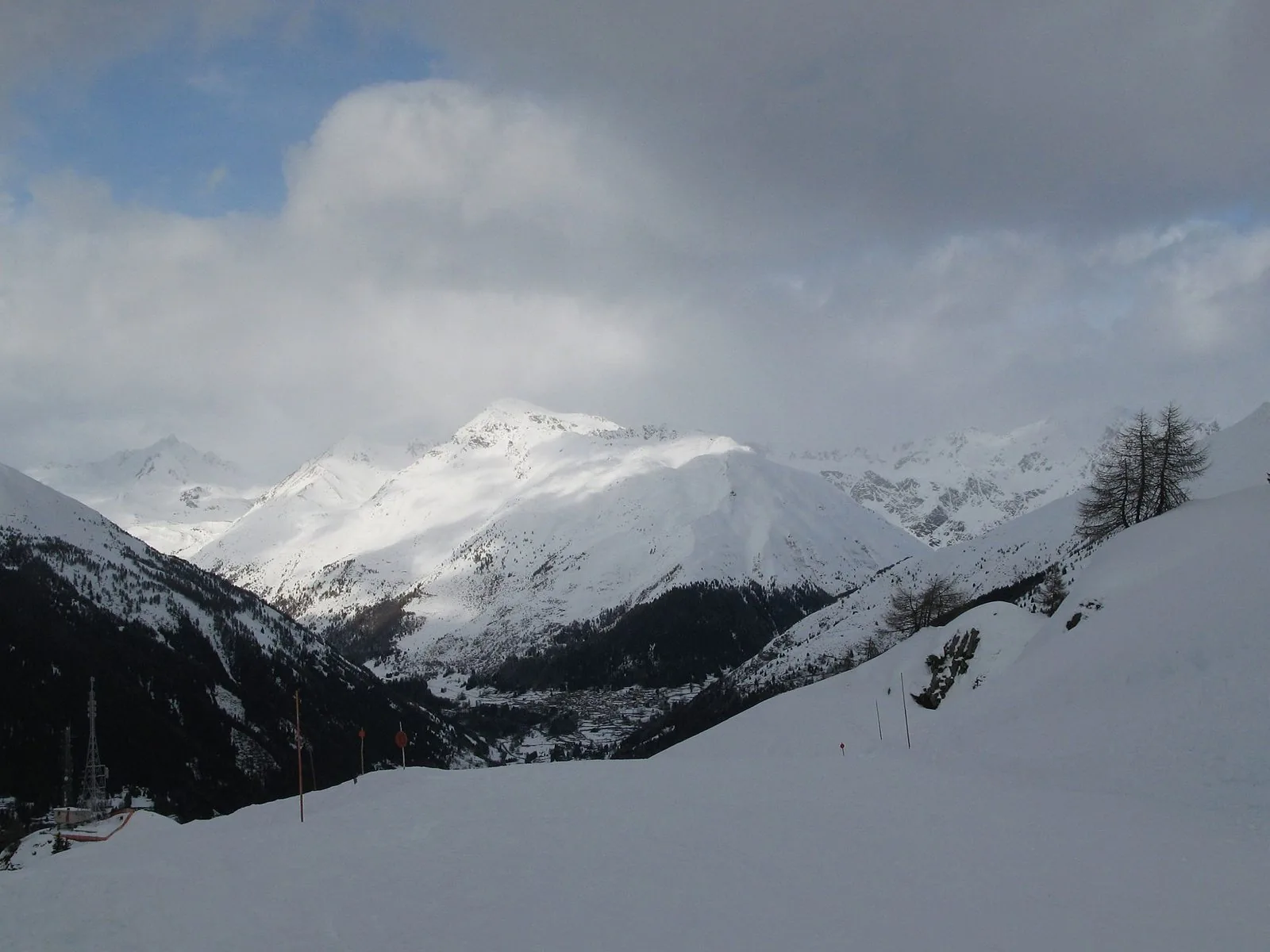 Montagne innevate e la conca di Ponte di Legno vista dal versante del Passo del Tonale in inverno