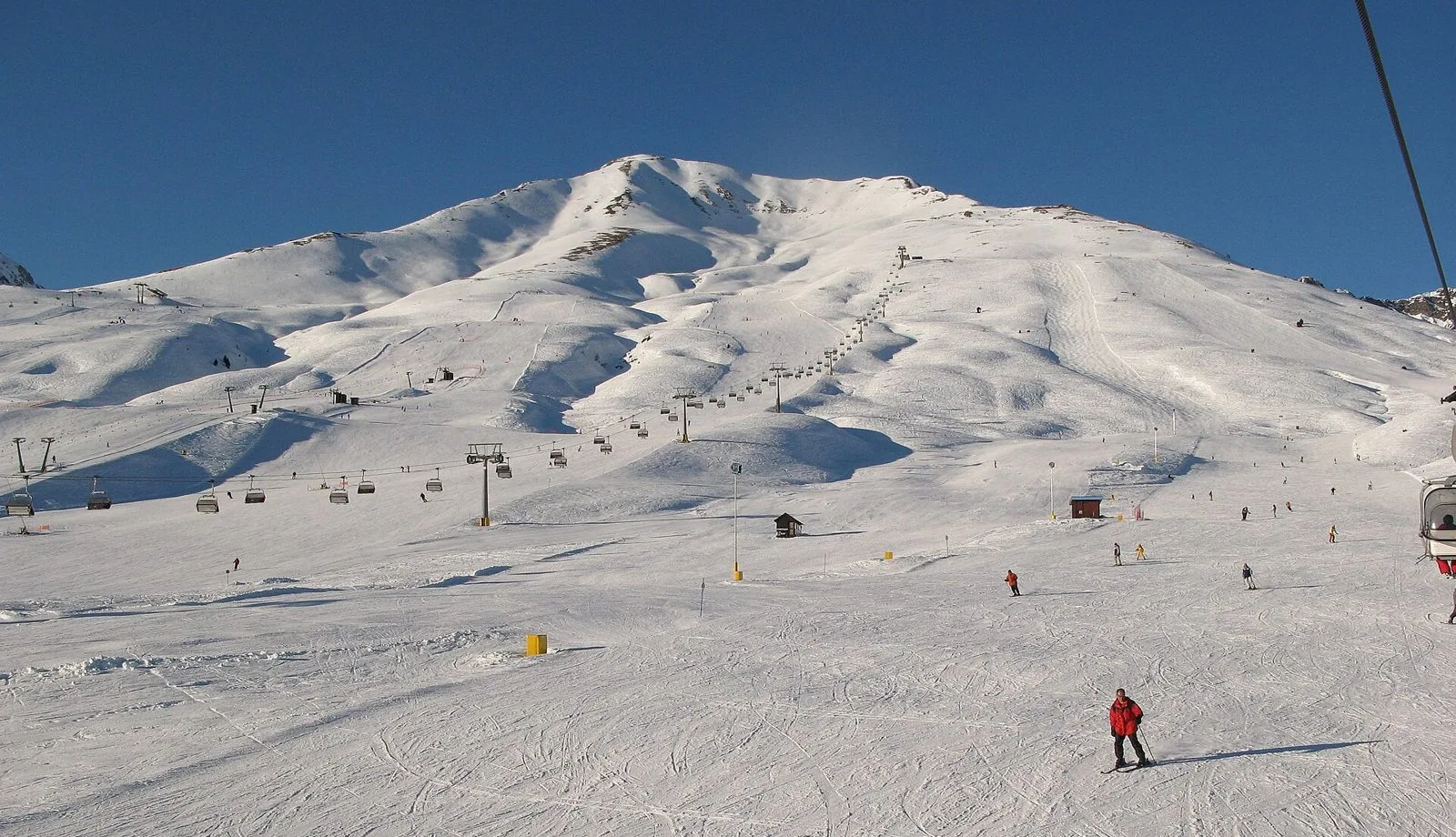 Piste innevate e seggiovie al Passo del Tonale in una giornata di sole